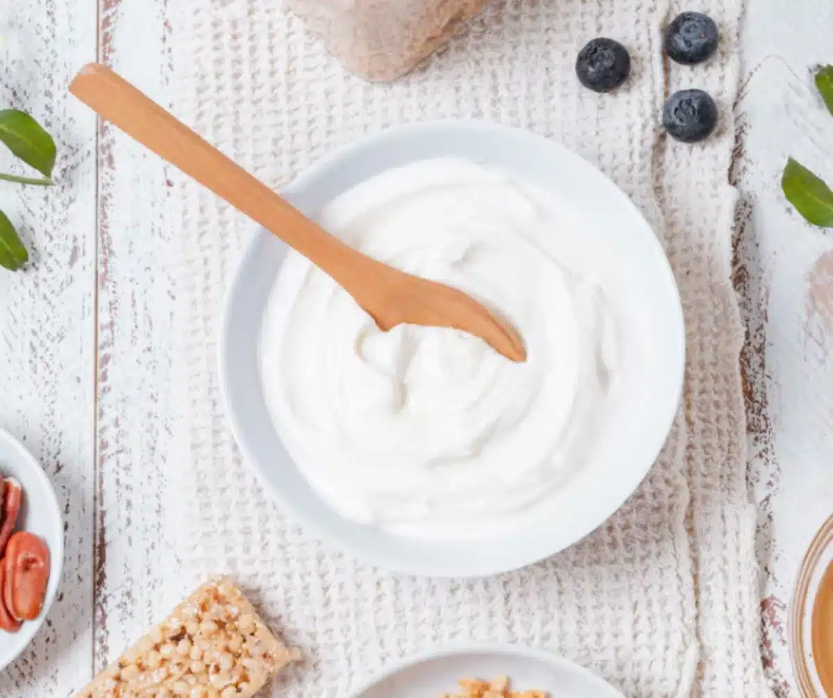 Iogurte natural sem lactose com frutas e granola.