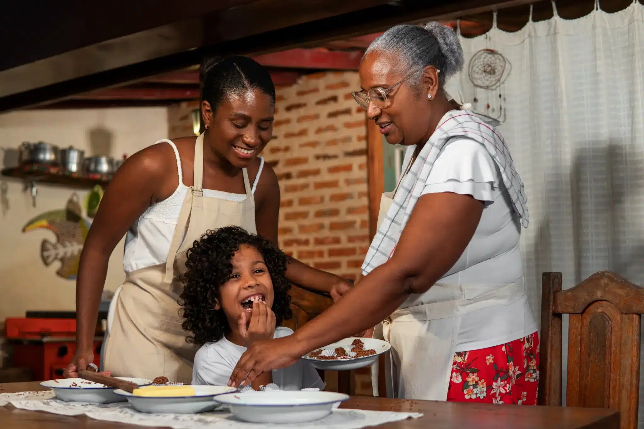 Família brasileira cozinhando juntas e preparando sobremesas simples e deliciosas.