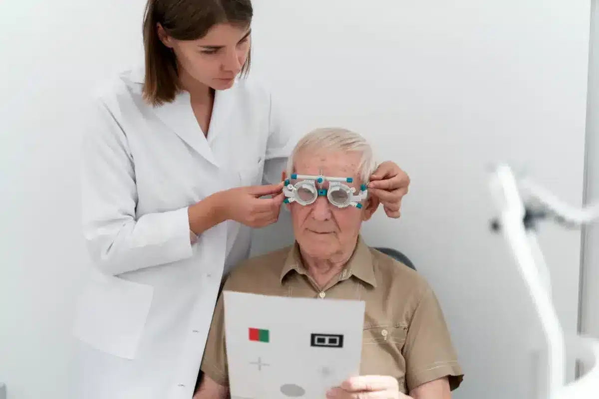 Idoso realizando exame oftalmológico como parte da avaliação médica para renovação da CNH.