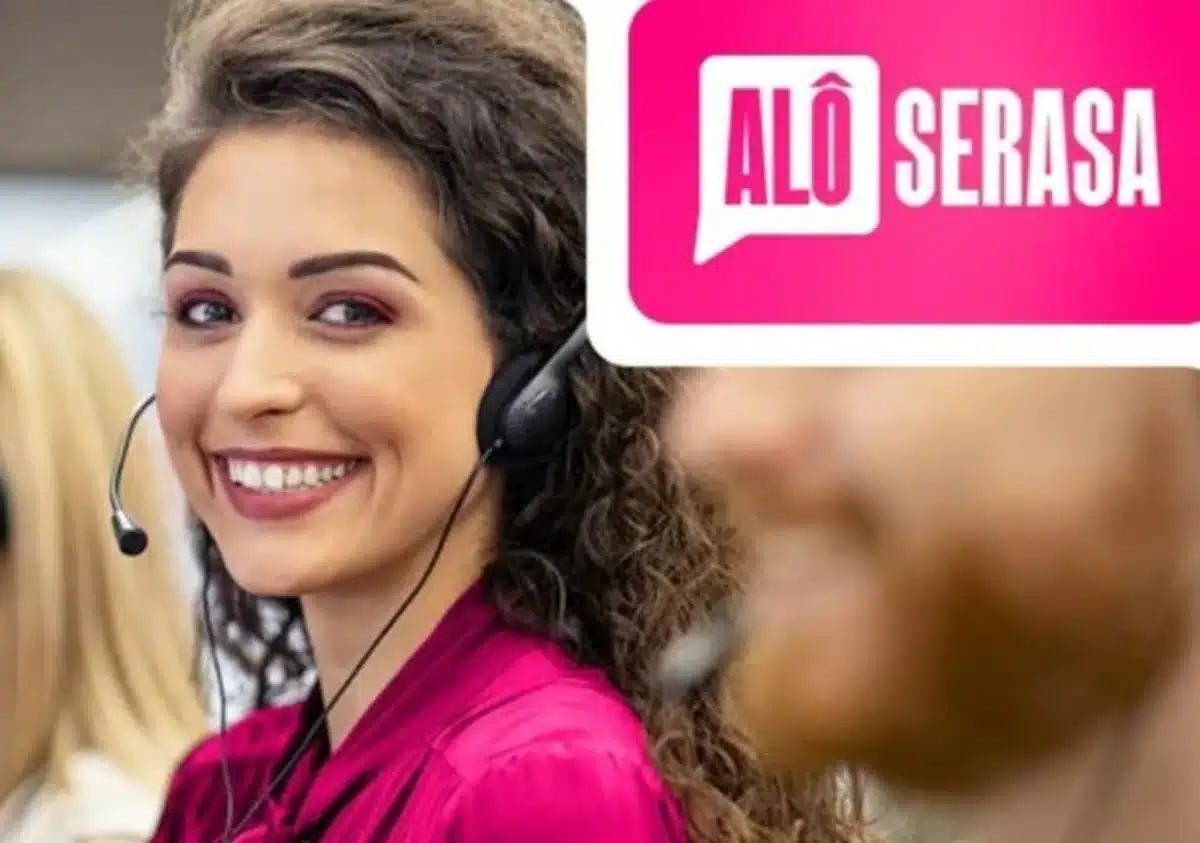 Atendente sorridente do 'Alô Serasa' usando headset, com logo do serviço visível ao fundo.