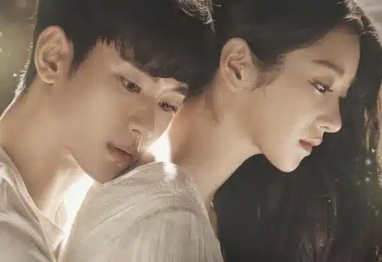 Casal de dorama de costas, com expressão emocional e romântica.