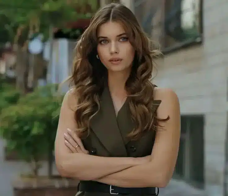Imagem de Seyran, a jovem protagonista da novela turca 'O Canto do Pássaro', com expressão forte e confiante.