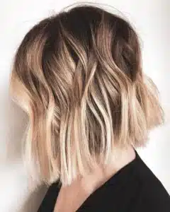 Corte bob desfiado com pontas lisas, criando um visual elegante e moderno, ideal para quem busca leveza e sofisticação.