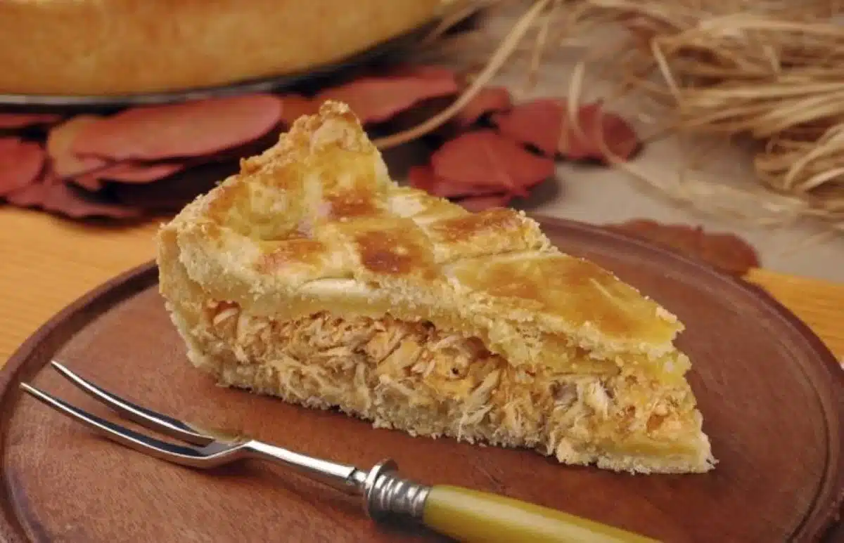 Torta de frango com crosta dourada e recheio suculento, ideal para uma refeição deliciosa."