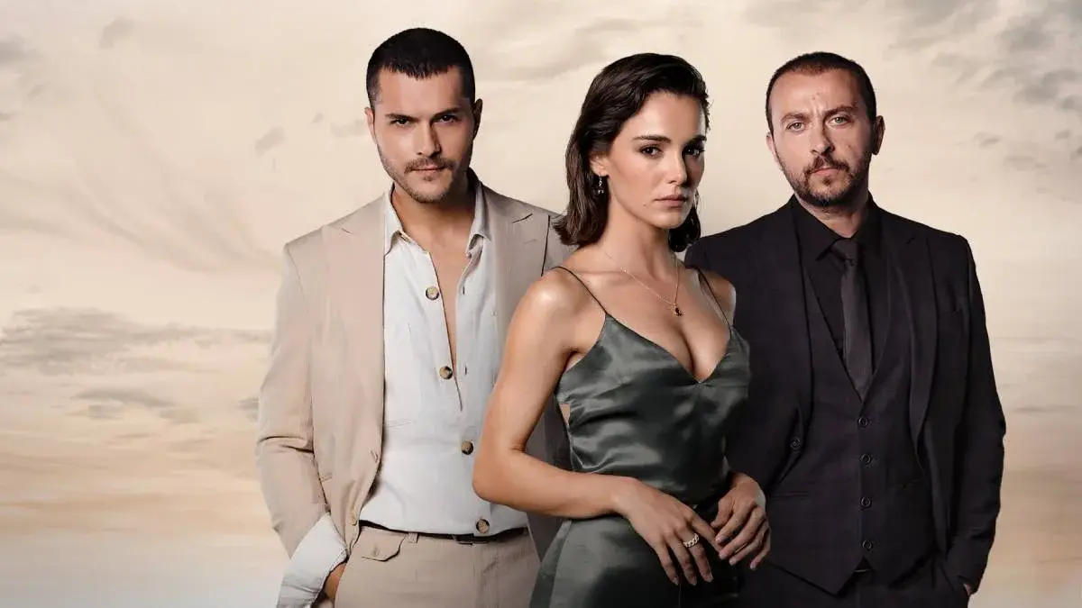 Personagens da novela turca 'O Último Verão' em uma cena de suspense e drama.