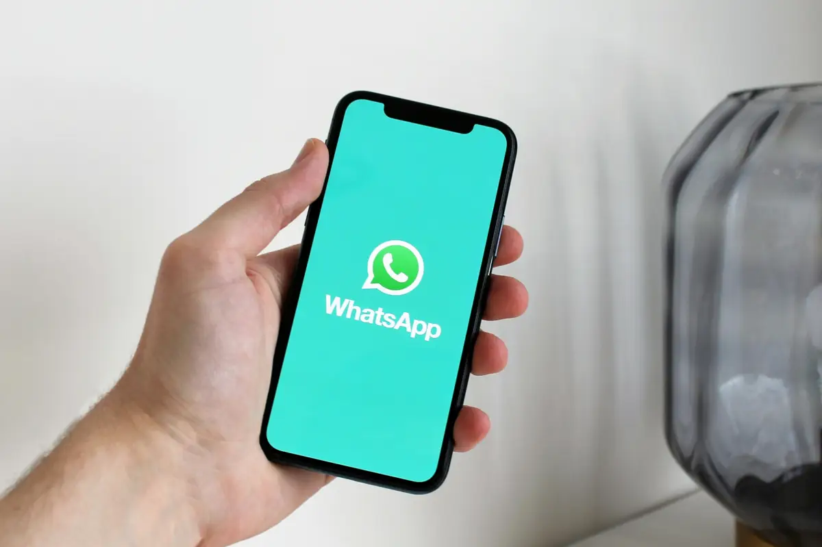 Imagem do logo do WhatsApp em um smartphone, símbolo da plataforma de mensagens popular.