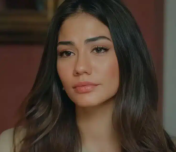 Imagem de Zeynep, a protagonista da novela 'Meu Lar, Meu Destino', com expressão reflexiva sobre os desafios entre dois mundos.