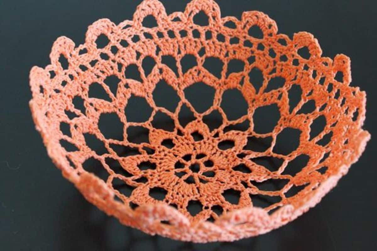 Peça decorativa feita com crochê endurecido em formato de cesta