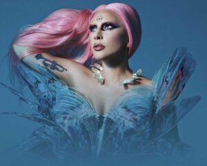 Look conceitual com cabelo rosa e estética futurista inspirado na era Chromatica