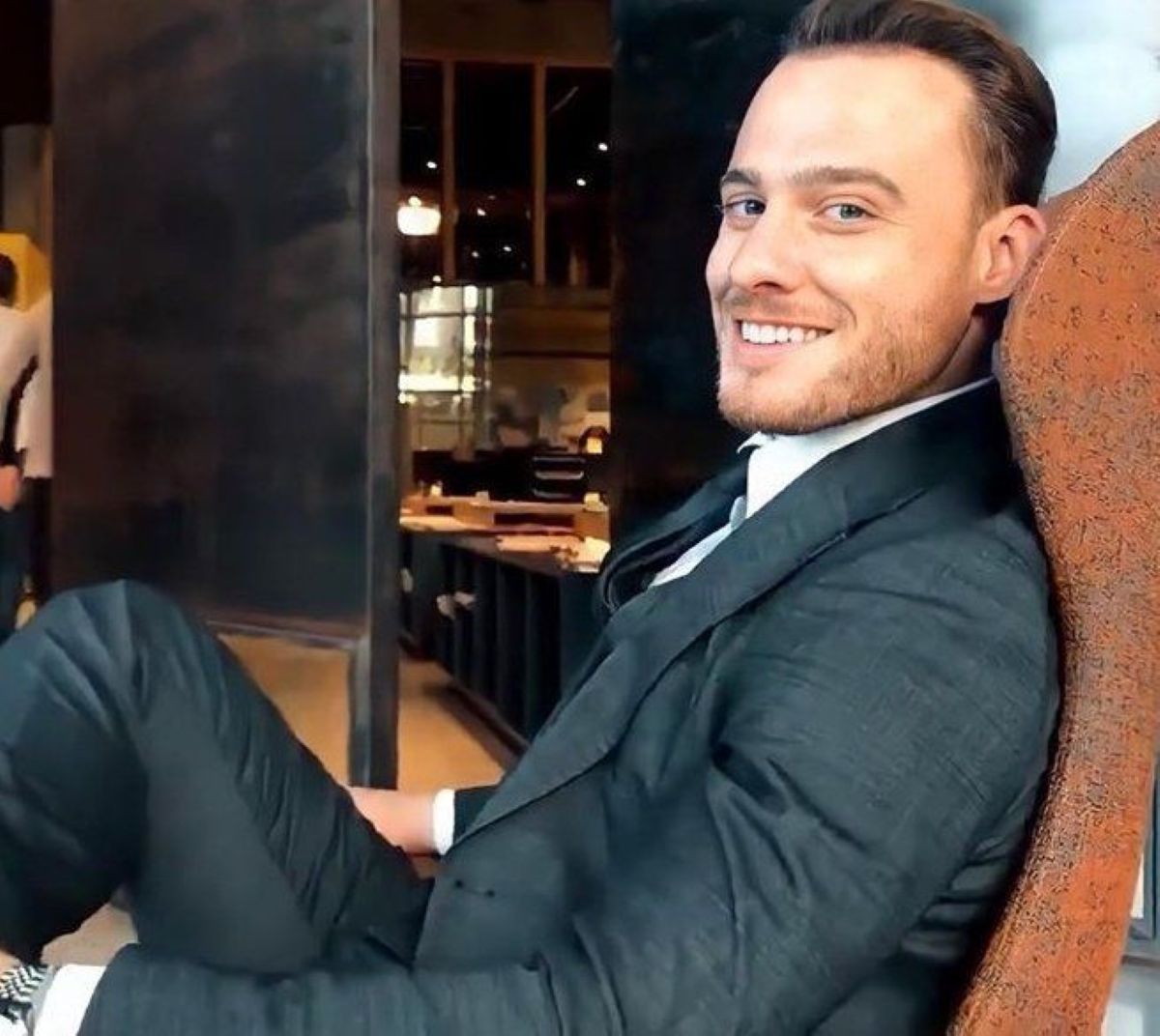 Kerem Bürsin sorrindo, em um momento casual, usado para representar seu papel como Serkan na novela turca 'Será isso amor?'