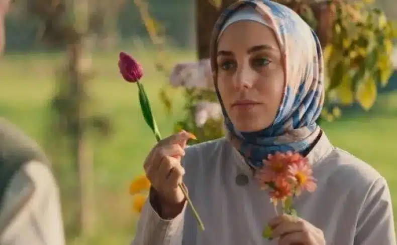 Cena da novela turca "8 em Istambul", com a protagonista segurando flores e refletindo sobre sua vida.