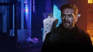 Cena da série turca 50M2 (2021), com personagem masculino em cenário de suspense.