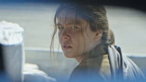 Protagonista da série 'Fatma' olhando desconfiada, com uma expressão de tensão e mistério no rosto.