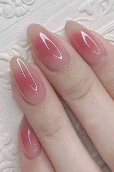 Unhas estilo blush em tom rosado suave, com acabamento natural e elegante.