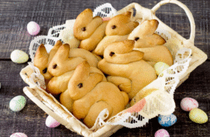 Biscoitos de coelhinho de Páscoa decorados com chocolate e embalados em cesto