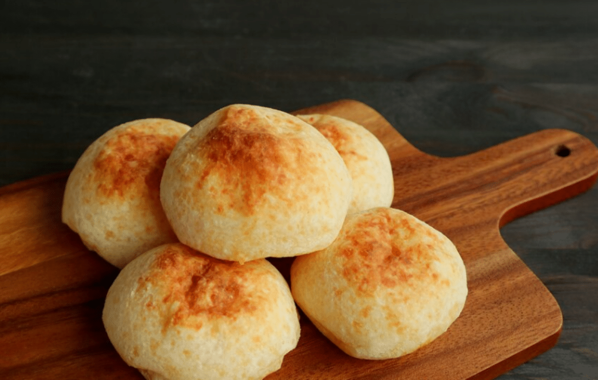 Pães de tapioca assados sobre tábua de madeira, ideais para dietas sem glúten e sem lactose