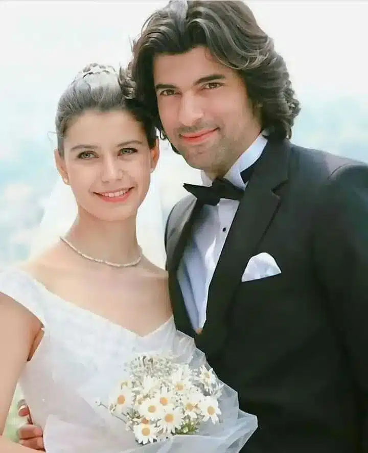 Cena do casamento forçado de Fatmagül, com os personagens principais da novela turca.