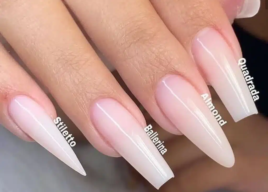 Variedade de formatos de unha, como stiletto, bailarina, amendoada e quadrada, em mãos bem cuidadas e com esmalte neutro.