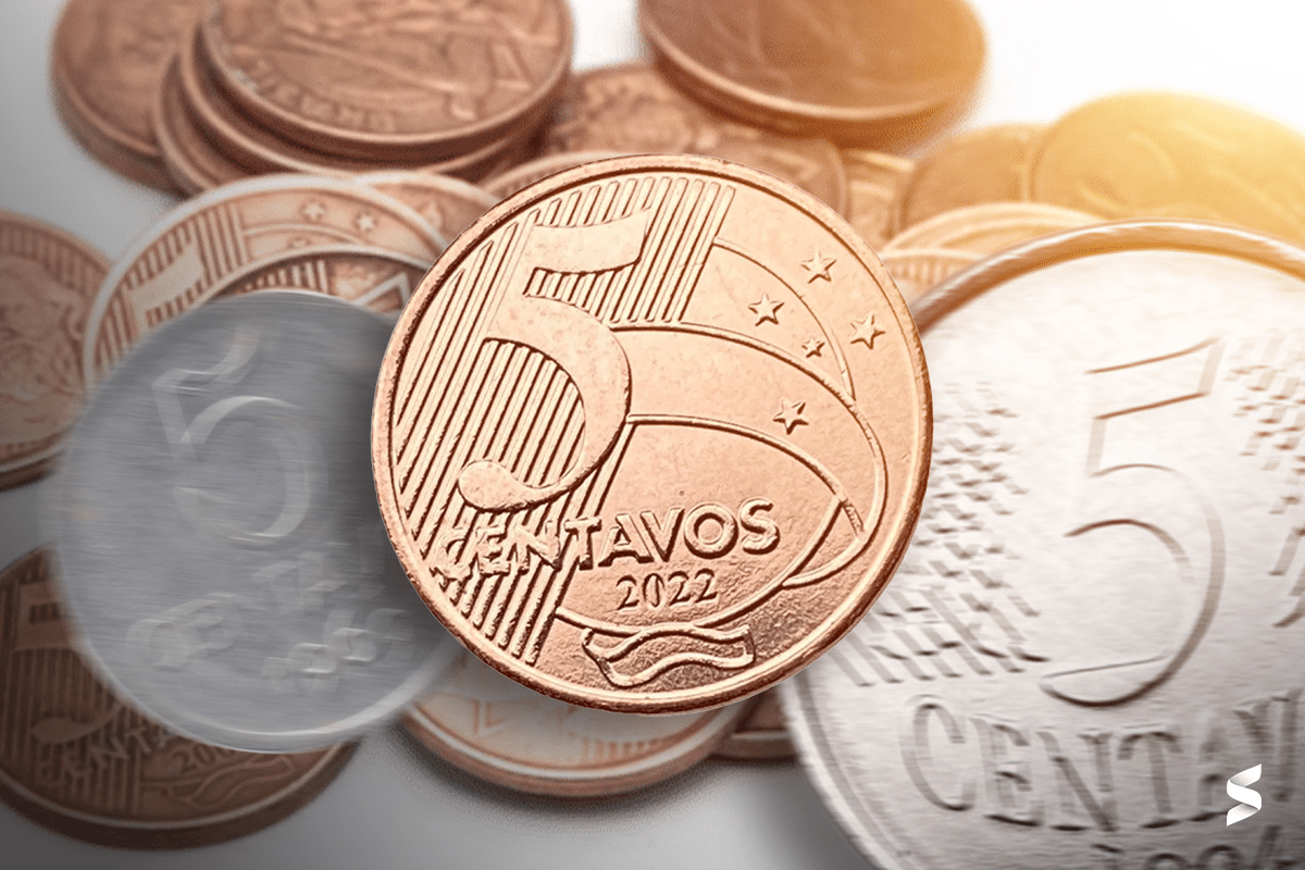 moeda de 5 centavos destacada entre outras peças comuns