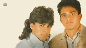 Zezé Di Camargo & Luciano com corte de cabelo característico dos anos 80, ajudando a consolidar a moda no cenário musical.