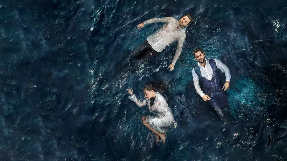 Kemal e Nihan flutuando em um momento crucial de 'Amor Sem Fim'.