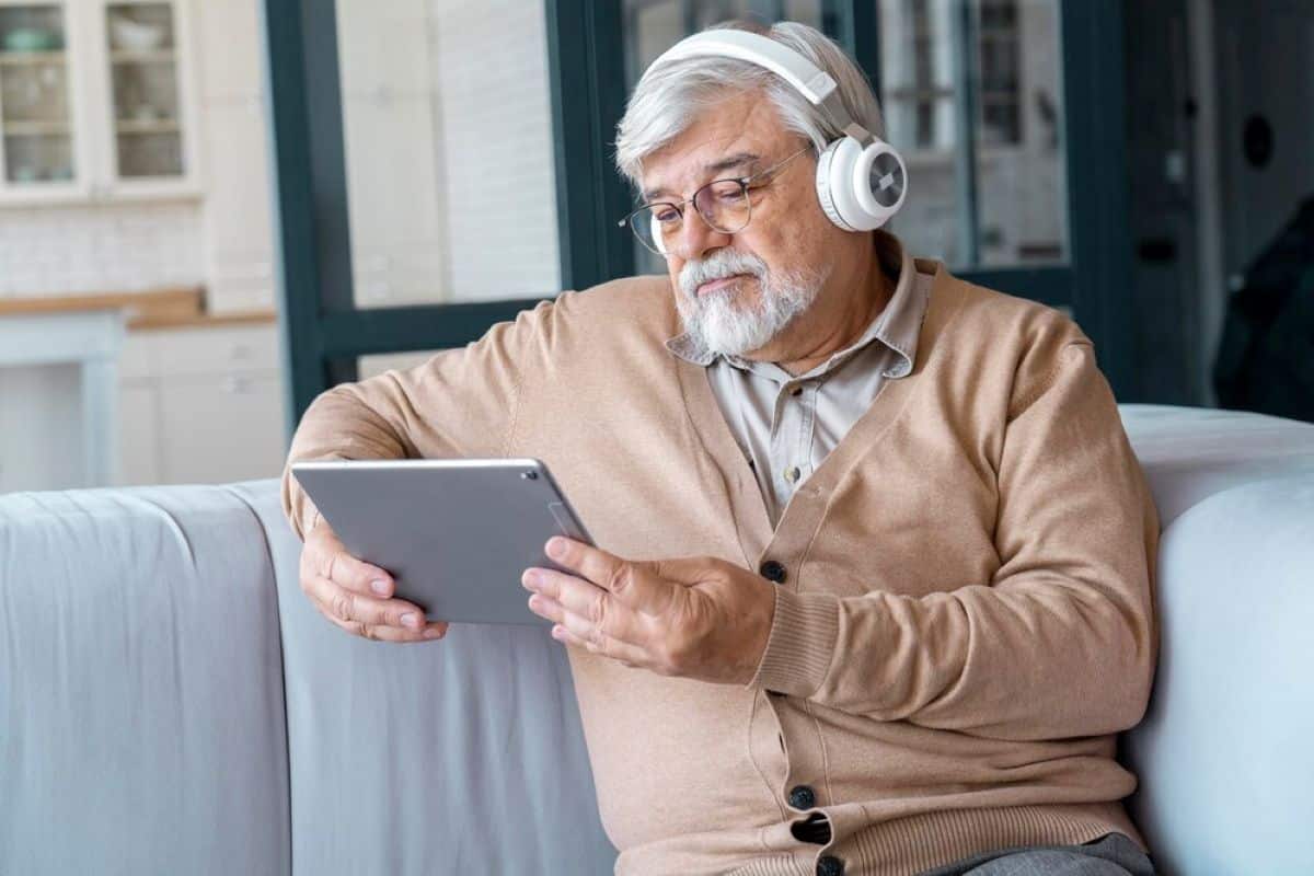 Idoso usando computador com acesso à internet gratuita