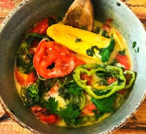 moqueca de banana-da-terra com pimentões, tomates e coentro frescos, cozida com leite de coco
