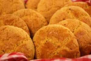 Broas de fubá douradas e macias feitas com receita simples e caseira.