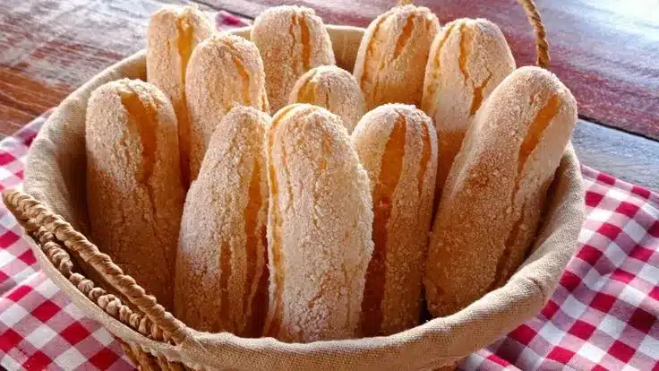 Biscoito de polvilho recém-assado em uma cesta, ilustrando o modo de preparo da receita de biscoito toalha de polvilho.