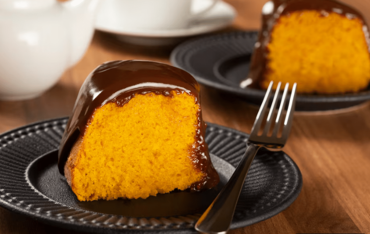 Bolo de cenoura fofinho com calda de chocolate crocante, receita caseira.