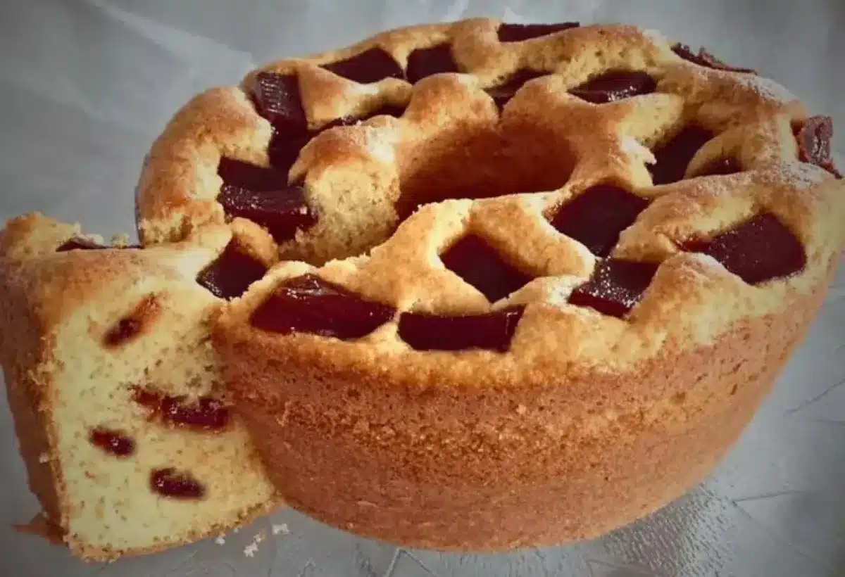 Bolo de fubá com pedaços de goiabada servido em forma redonda