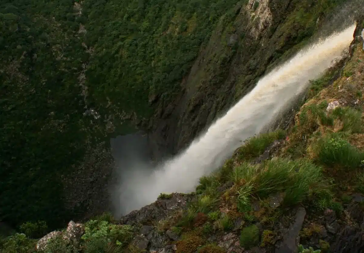 Vista aérea da Cachoeira da Fumaça, uma das cachoeiras mais icônicas da Bahia, com sua queda d'água impressionante.