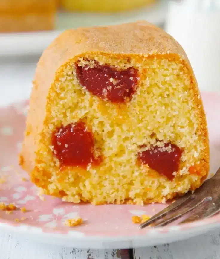 Fatia de bolo de fubá com cubos de goiabada no prato