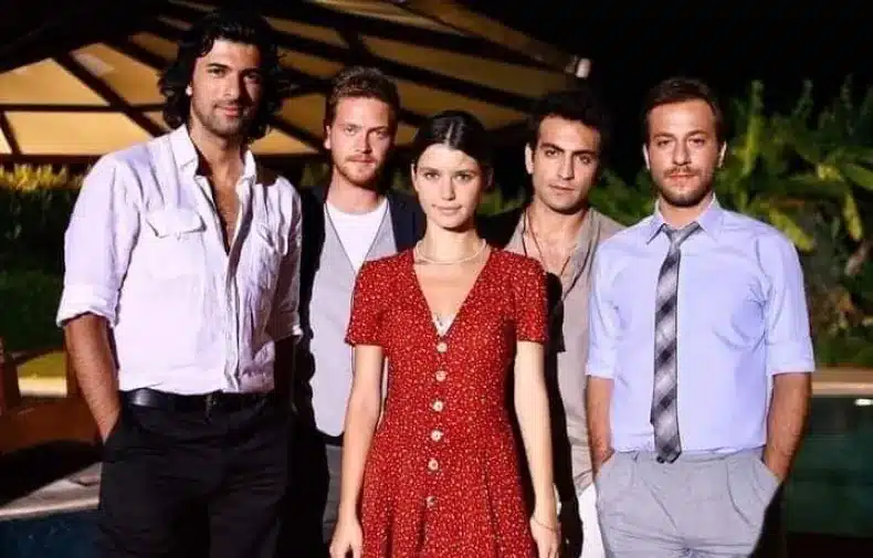 Personagens principais da novela turca "Fatmagül", reunidos em uma cena marcante da trama.