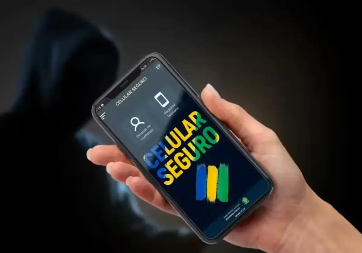 Tela do aplicativo Celular Seguro aberta em smartphone com fundo escuro