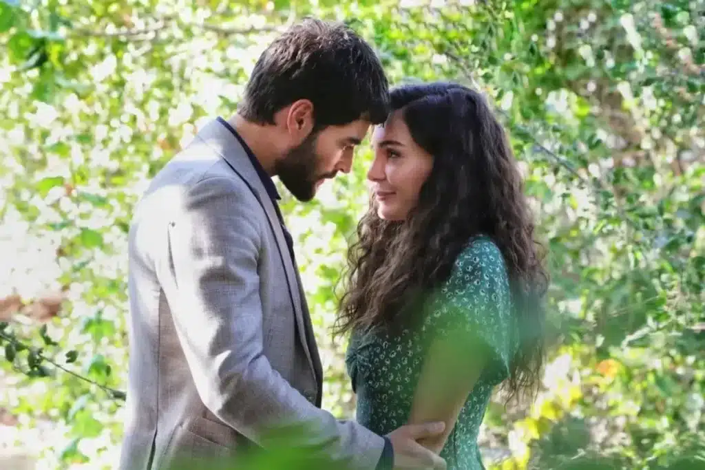 Amor silencioso entre Miran e Reyyan em Hercai cena romântica de hercai entre miran e reyyan em meio à natureza