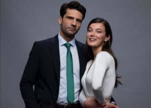 Protagonistas da novela Yargi – Segredos de Família, Ilgaz e Ceylin, posando lado a lado em foto promocional.