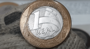 Moeda de 1 real de 2013 com erro de cunhagem, que pode ser valorizada por colecionadores devido ao defeito no corte do anel.