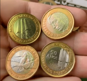 Imagens das moedas comemorativas dos 50 anos do Banco Central e dos 25 anos do Real, que podem valer mais de 3.000 reais com erros de cunhagem.