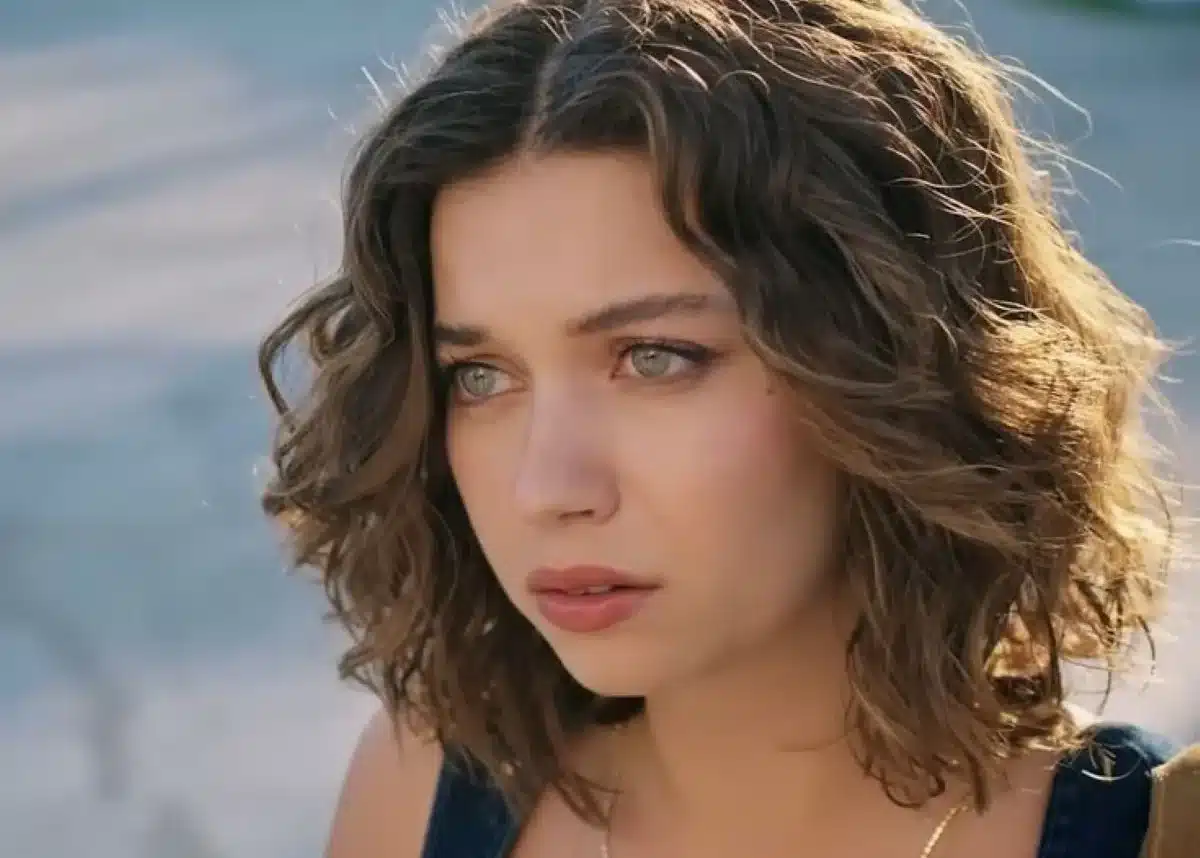 Cena da novela turca com a protagonista Serena, uma personagem envolta em drama e emoções intensas.
