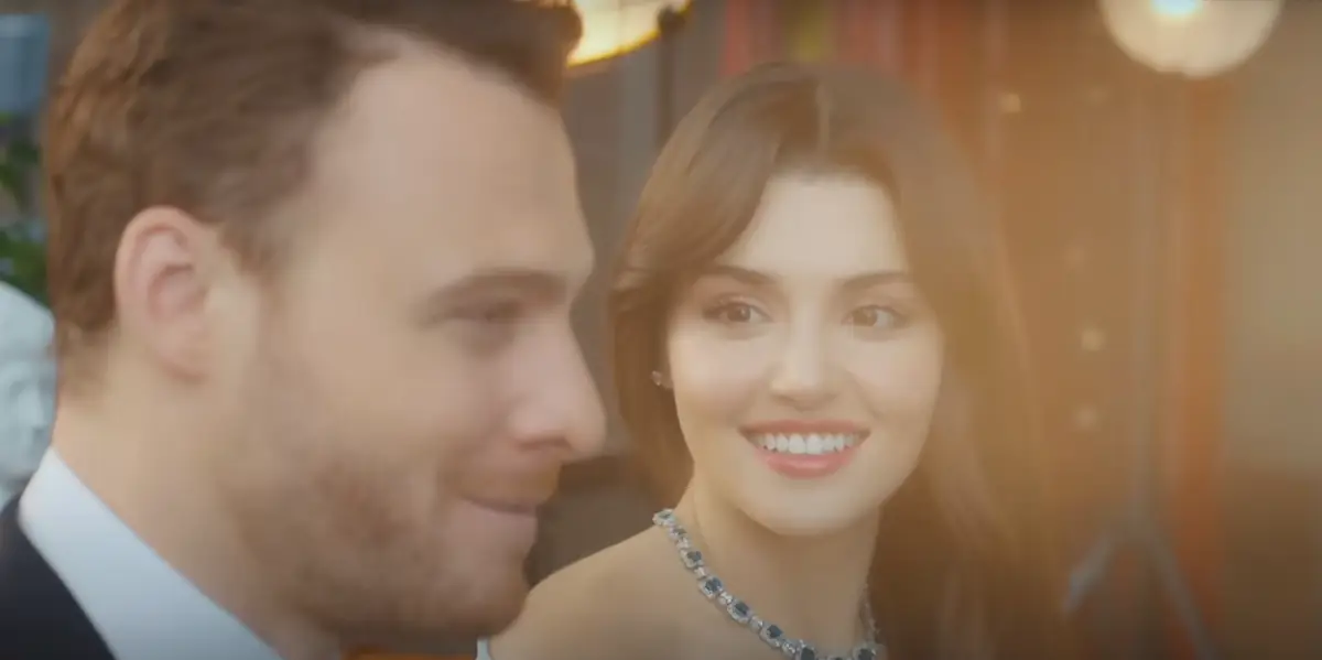 Cena romântica da série turca Você Bate na Minha Porta com os protagonistas trocando olhares