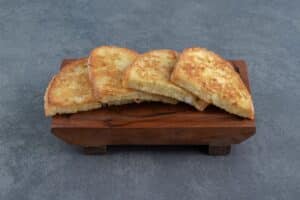 Fatias de pão de tapioca de liquidificador sobre tábua de madeira