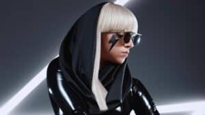 Look inspirado na era The Fame de Lady Gaga com estilo futurista