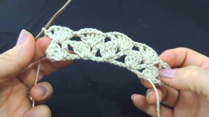 Exemplo de ponto leque em crochê, mostrando a técnica delicada e os detalhes do trabalho artesanal.