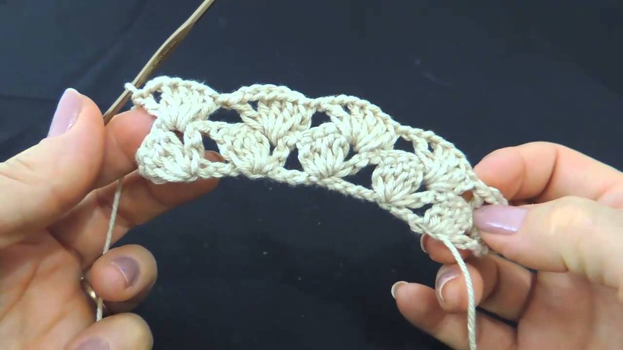 Exemplo de ponto leque em crochê, mostrando a técnica delicada e os detalhes do trabalho artesanal.