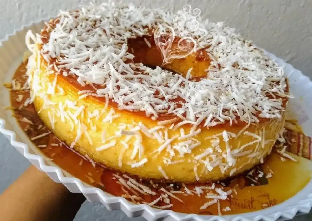 Pudim de pão com coco, servido em prato decorado