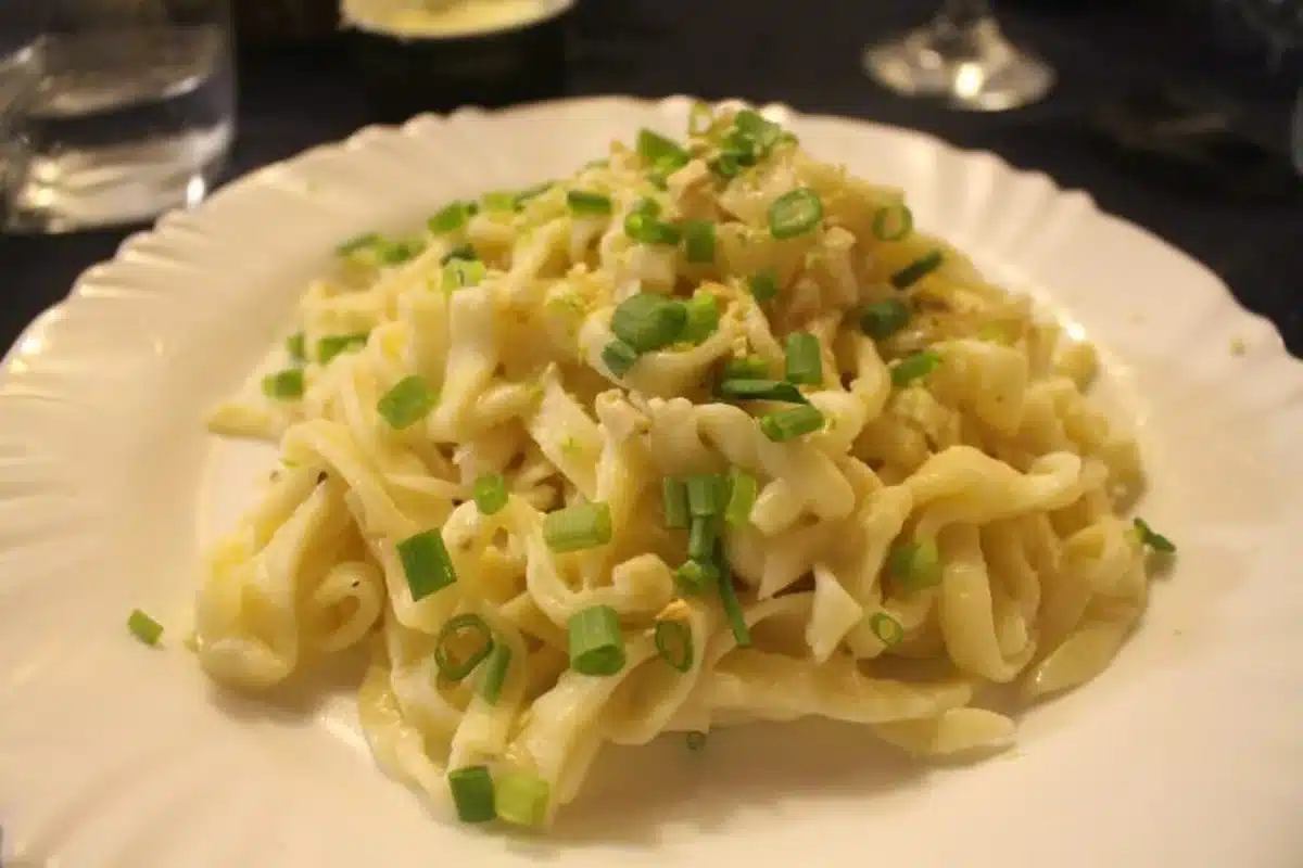 Prato típico baiano com massa fresca e temperos, típico da culinária local.