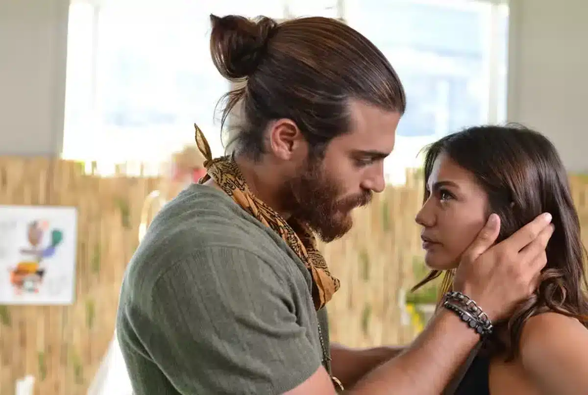 Can Yaman e Demet Özdemir se olham intensamente em cena da novela turca 'A Sonhadora'.