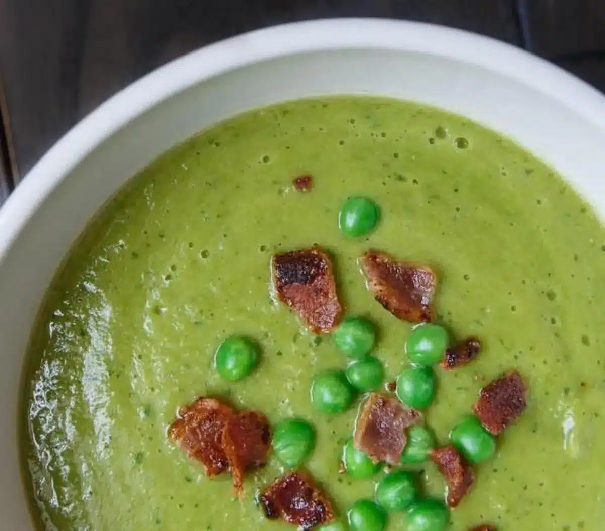 Sopa cremosa de ervilha com bacon crocante e ervilhas frescas