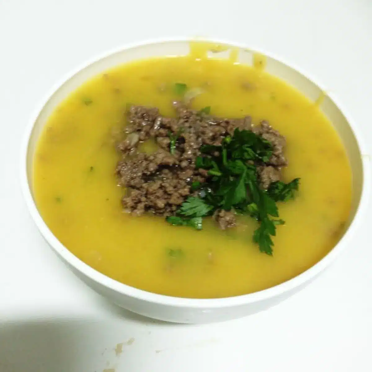 Sopa de mandioquinha com carne moída e folhas de agrião fresca